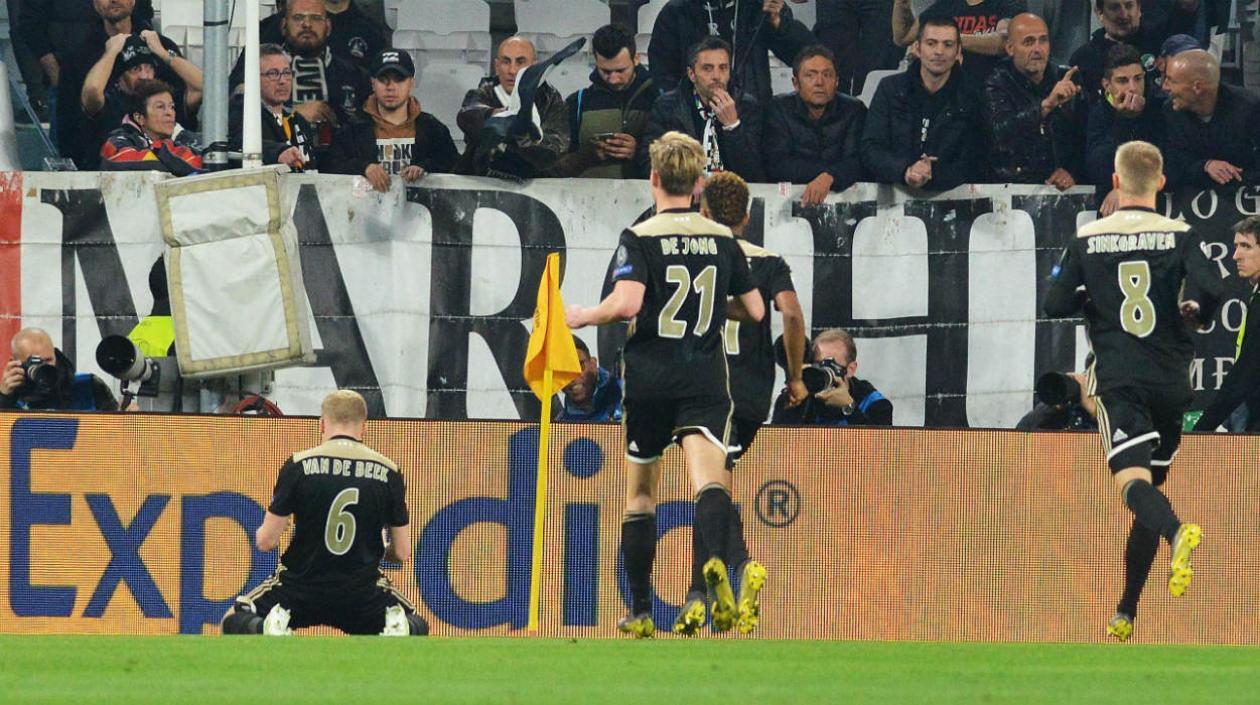 Jugadores del Ajax celebran tras la clasificación. 