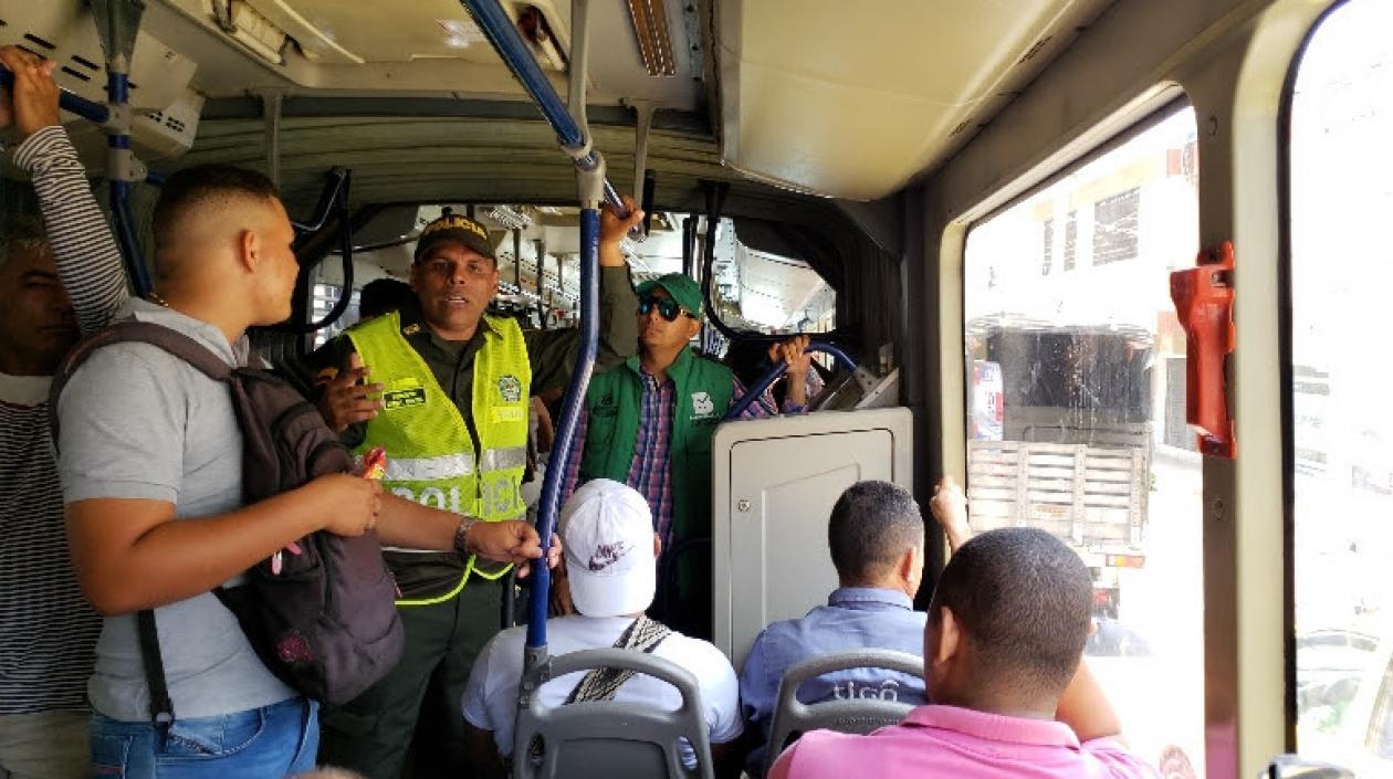 Sensibilización para desestimular la venta ambulante dentro de Transmetro.