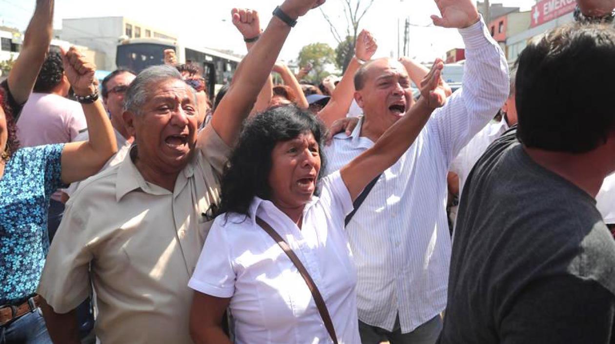 Simpatizantes de Alan García lamentando el deceso.