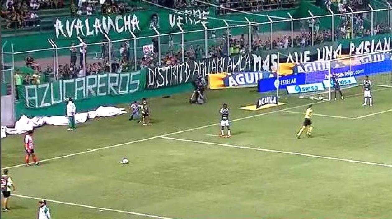 Matías Fernández, ensayando de tiro libre.