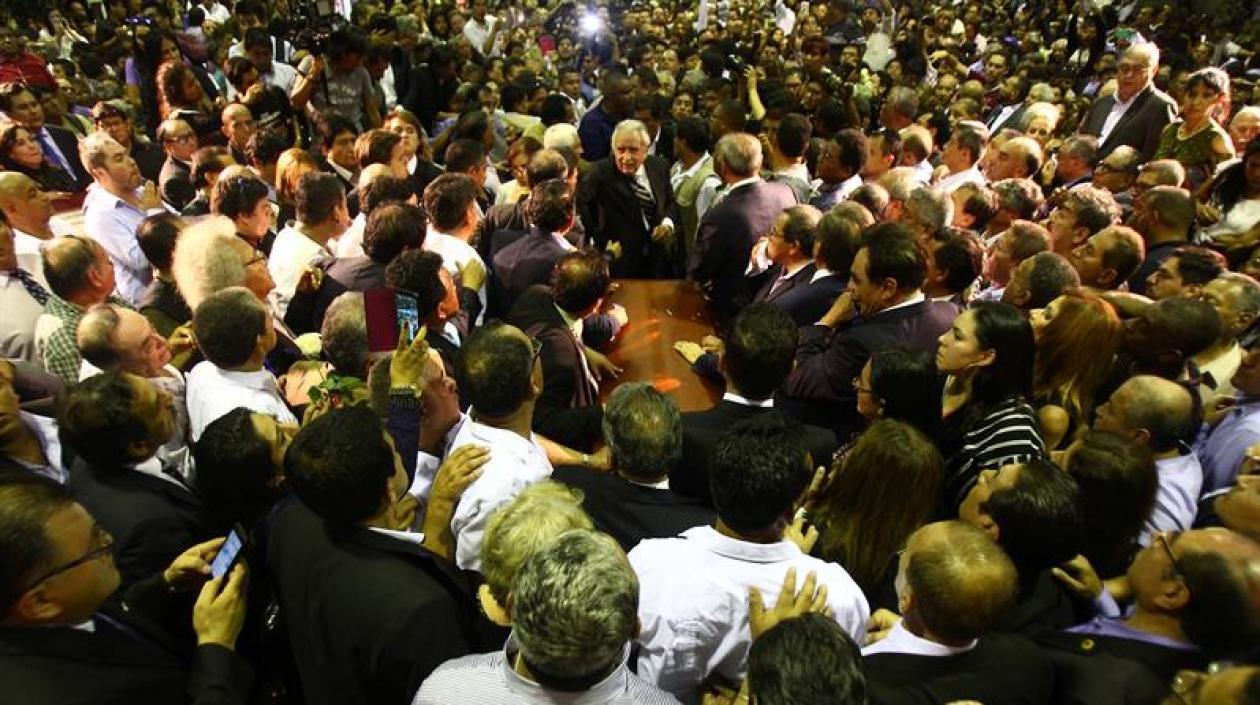 Imagen de la multitud que fue a despedir al mandatario.