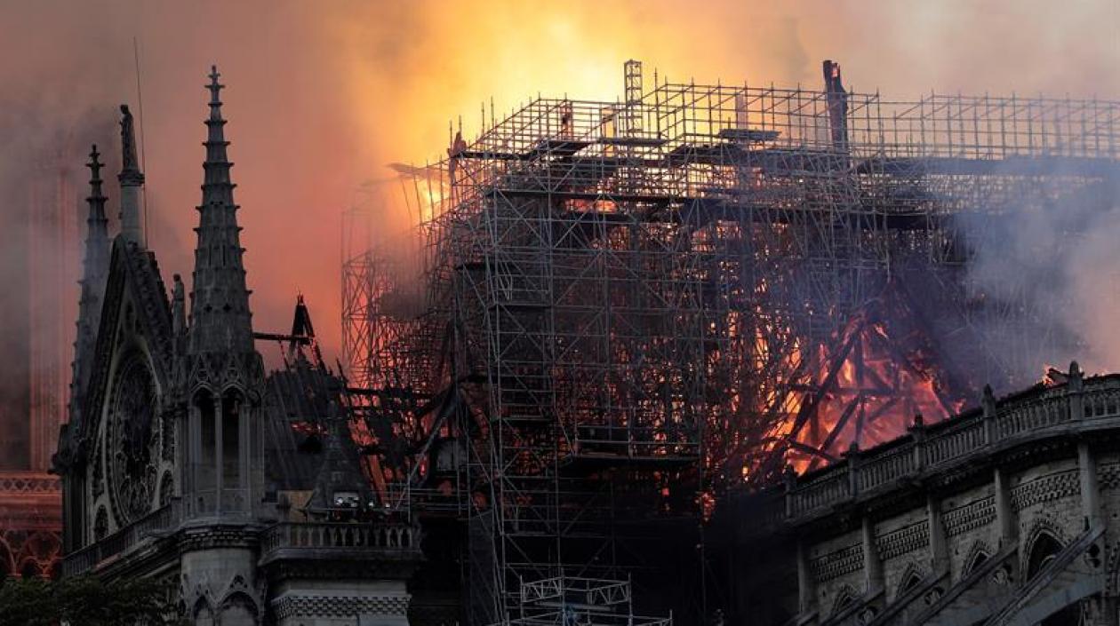 Imagen del incendio en la catedral de Notre Dame.