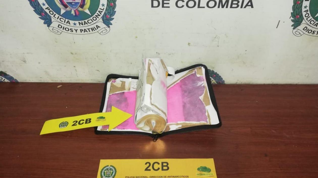 Cocaína rosada fue hallada por la Policía Antinarcóticos en una Biblia que iba como encomienda desde Cali a Bogotá.