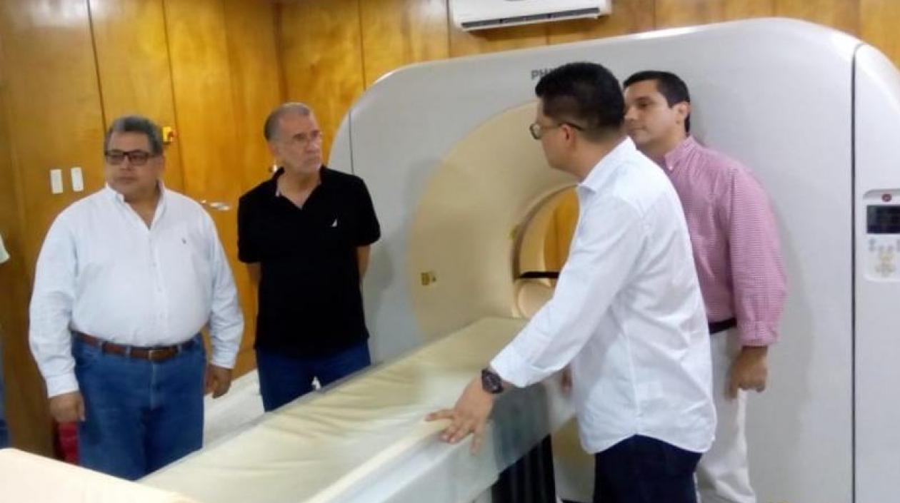 El Gobernador Eduardo Verano, el Gerente del CARI, Ulahy Beltrán; el Secretario de Salud Departamental Armando de la Hoz, durante la visita a la Unidad de Imagenología del CARI, próxima a darse al servicio.