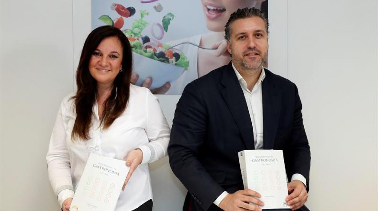 Marinela Olivares (i) y David Basilio (d), autores del "Diccionario de la Gastronomía", muestran ejemplares de la obra que incluye más de 7.000 términos del ámbito iberoamericano.