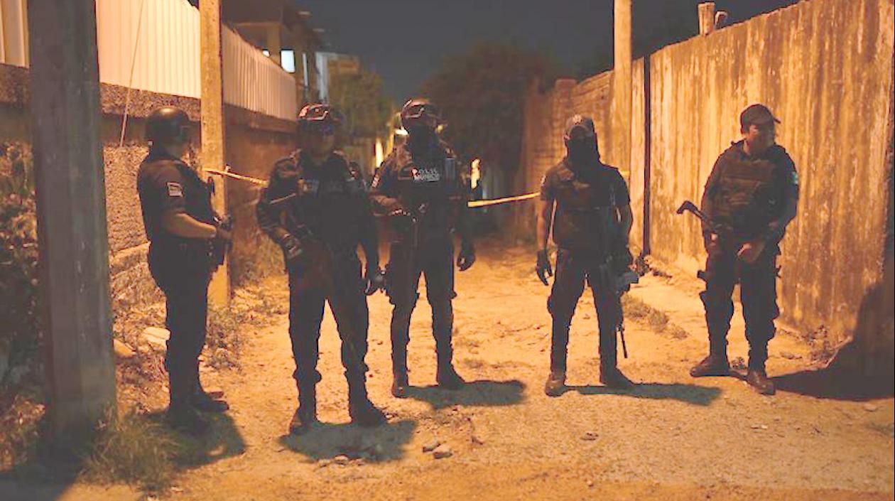 Vista del cordón policial que asegura el sitio donde un grupo armado ingresó a una fiesta para accionar sus armas y quitar la vida a 13 personas.