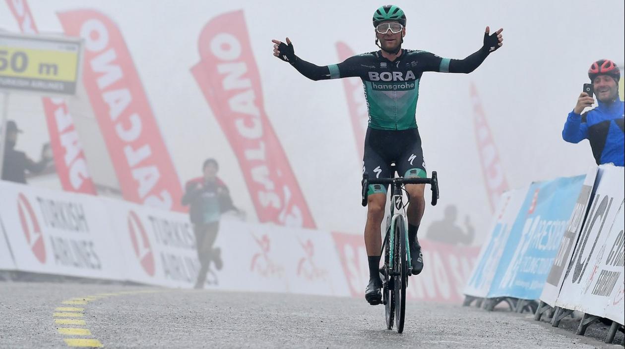 Felix Grossschartner entra solo en la meta. 