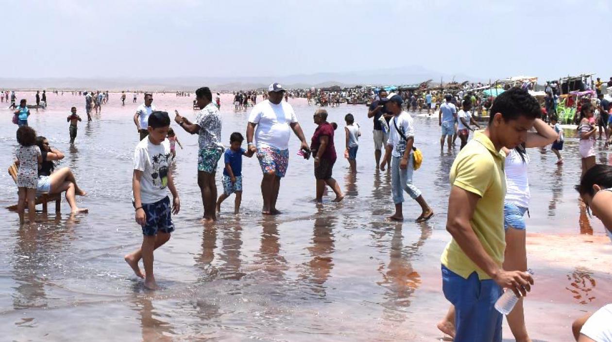 La gente caminando en las piscinas de sal.