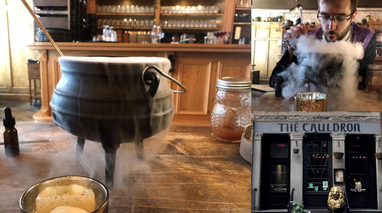  La lección de Pociones cuenta con Leo como maestro, quien, ataviado con una túnica, machaca hierbas en un mortero.