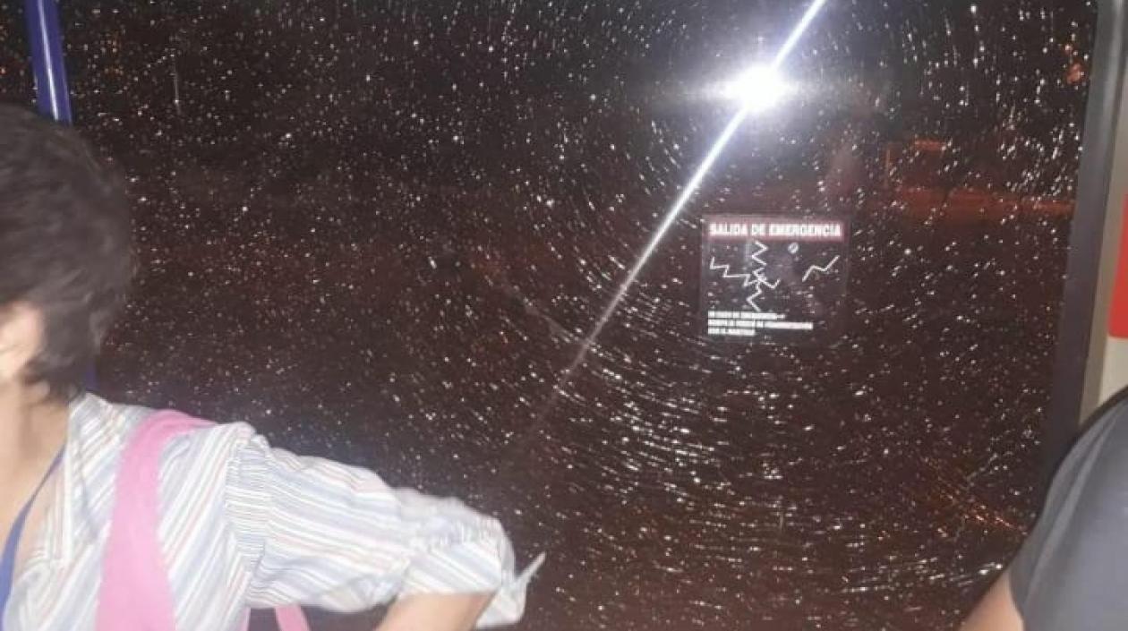 Así quedó la ventana del bus articulado.