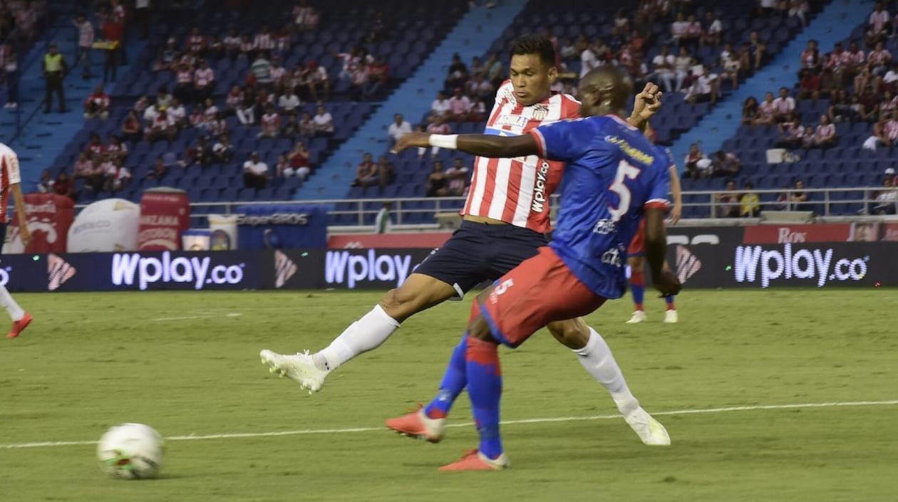 Teófilo Gutiérrez enfrentando la marca de Geisson Perea.