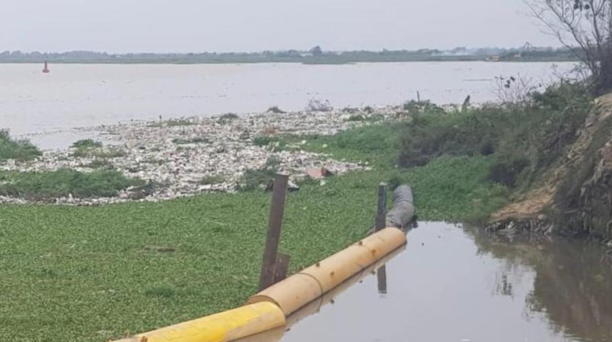 Foto de la Triple A sobre la acumulación de basuras en la bocatoma del Acueducto.