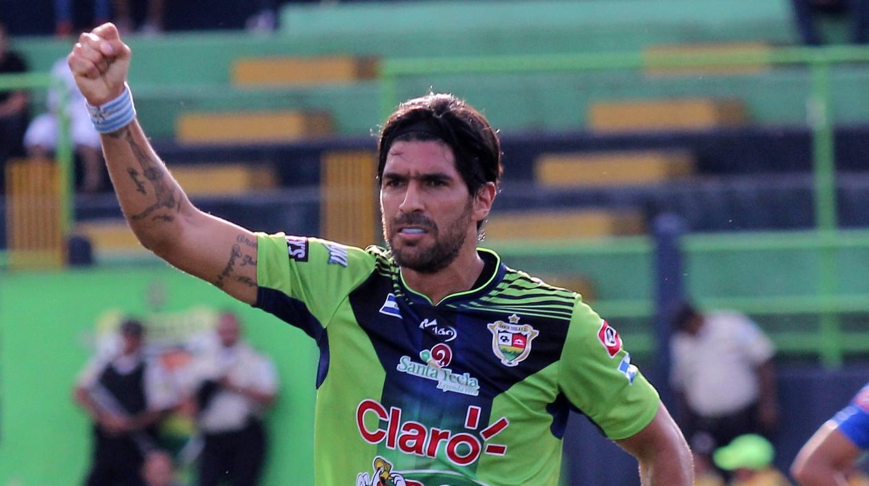 Sebastián Abreu con la camiseta del Santa Tecla. 