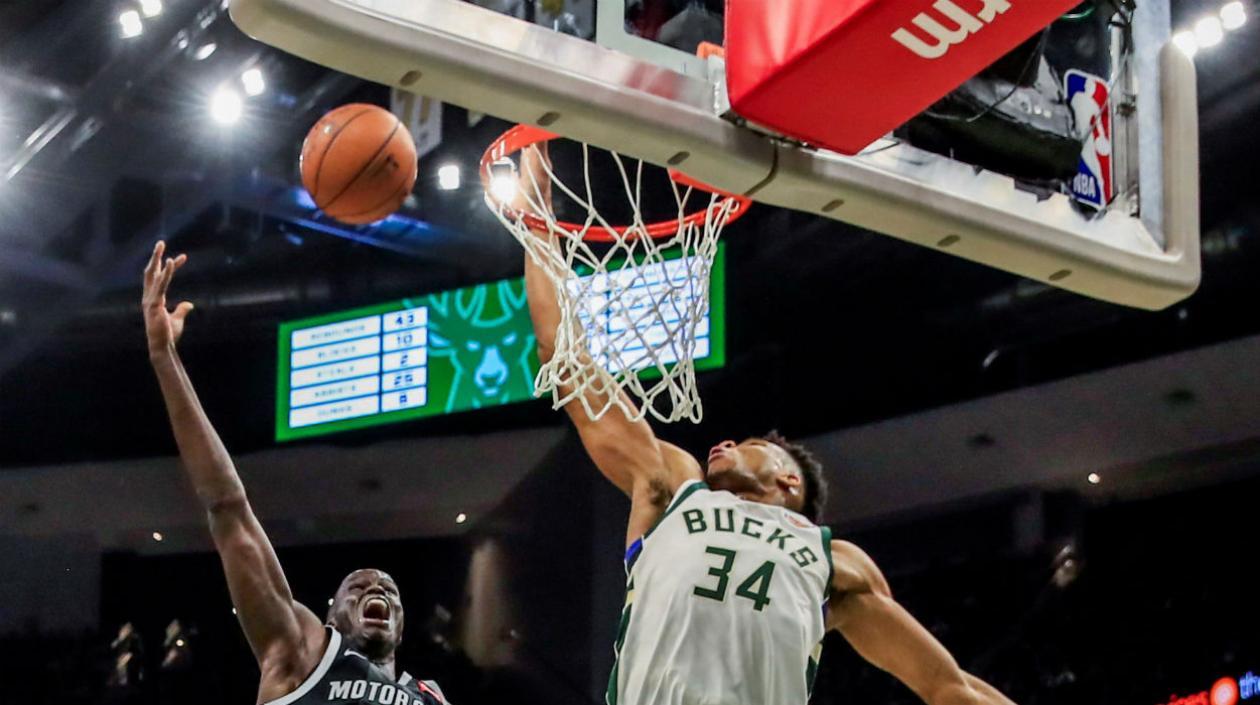 Giannis Antetokounmpo anota en el juego. 