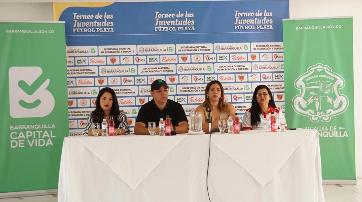 Rosmery Campo, directora Nodo Caribe Ascun Deportes; José Luis Álvarez, secretario Distrital de Recreación y Deporte; Katia Díaz, directora del torneo y Nidia Vergara, representante de la Liga de Fútbol del Atlántico.