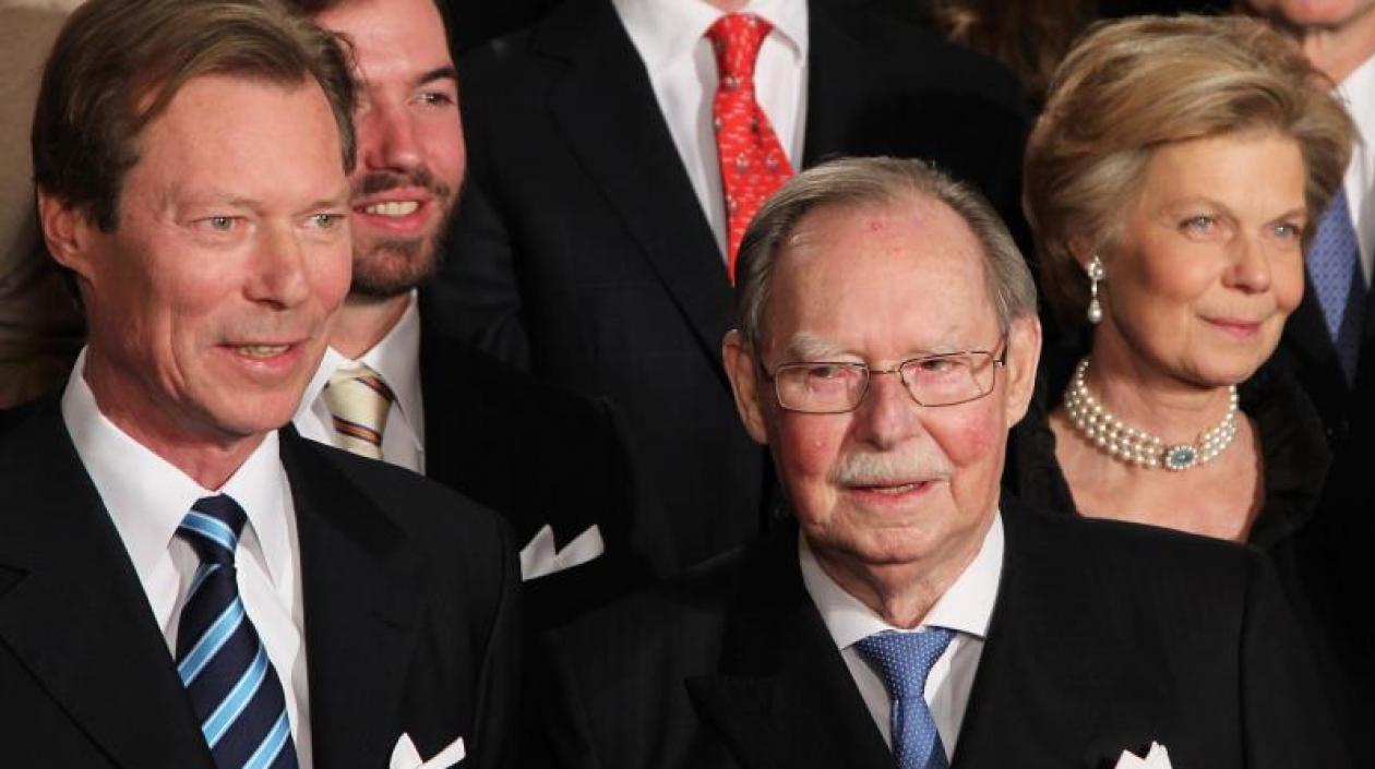 El gran duque Juan de Luxemburgo (dcha), acompañado por el gran duque Enrique de Luxemburgo (izq). 