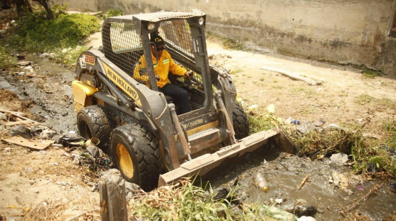 Están limpiando los arroyos.