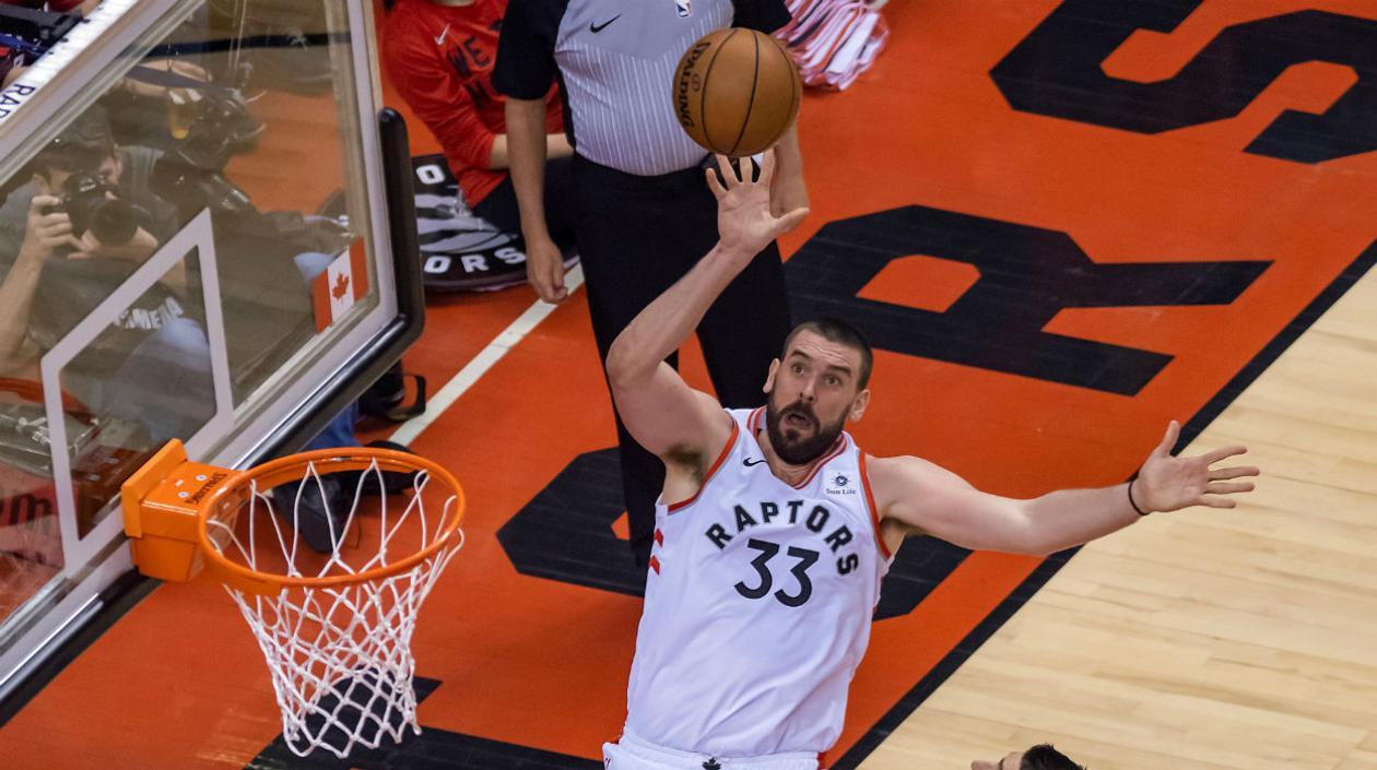 Marc Gasol intenta anotar una canasta, con los Raptors. 