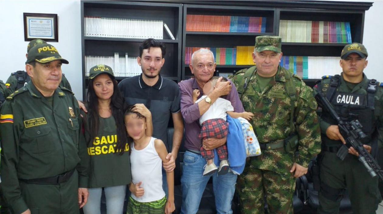 Yajaira Castro Pérez con el chaleco de Gaula rescatado.