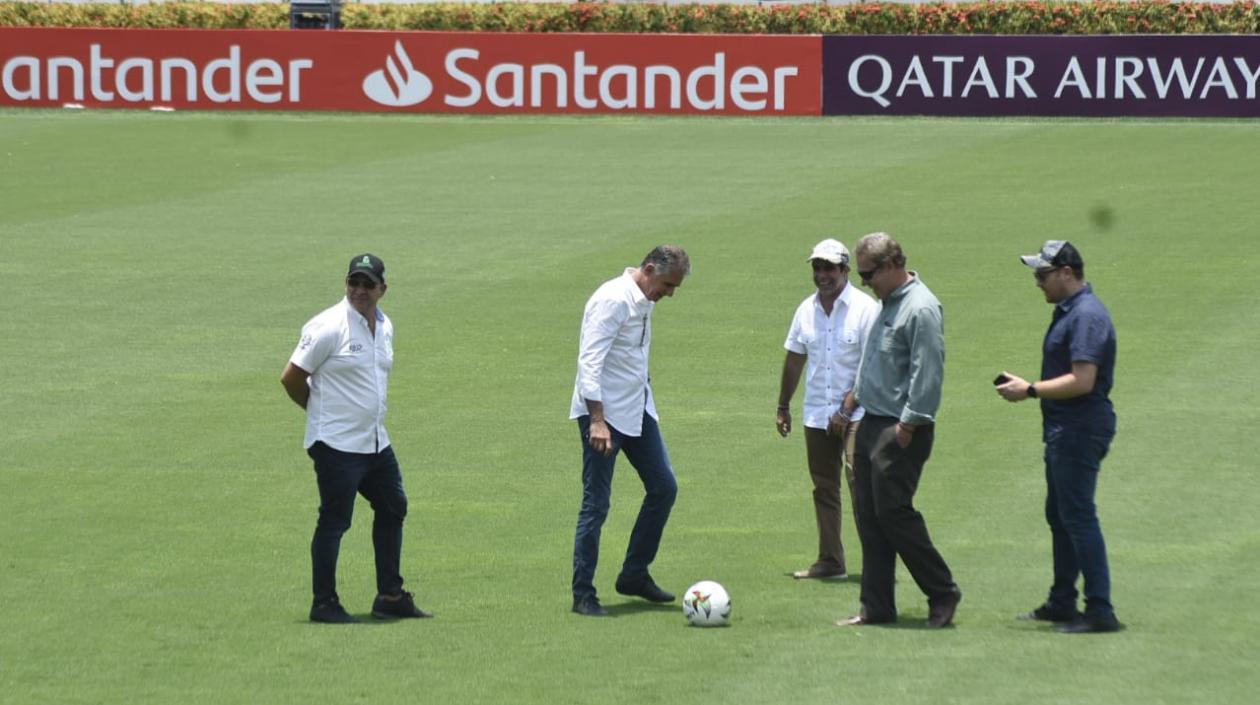 Carlos Queiroz, técnico de Colombia, con el Alcalde Char, el presidente de la FCF y directivos.