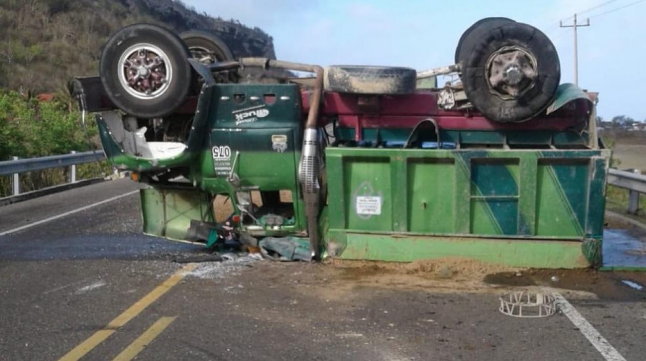 Así quedó la volqueta tras el accidente.