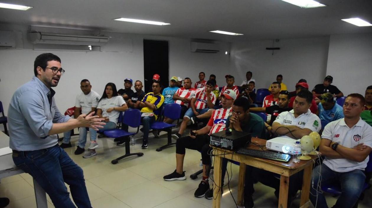 El secretario de Gobierno, Clemente Fajardo y los barristas del Junior.