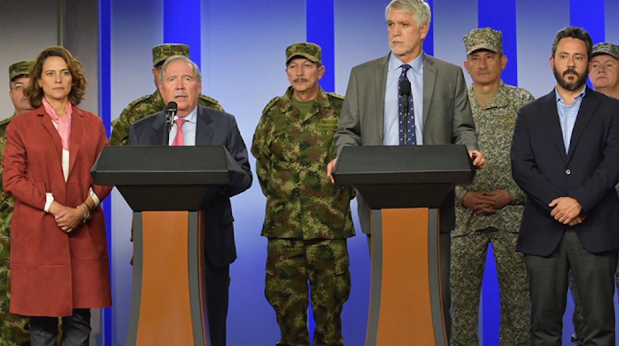 En la foto los Ministros del Interior y Defensa y el Alcalde de Bogotá, durante el balance anoche de la jornada de protestas.
