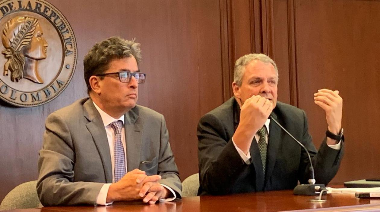 El ministro de Hacienda, Alberto Carrasquilla, y el gerente del Banco Emisor, Juan José Echeverría.