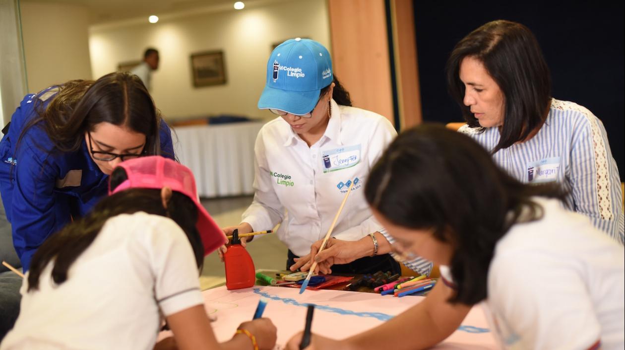 Docentes, estudiantes y funcionarios de Triple A durante el taller de creatividad, innovación y conciencia ambiental. 