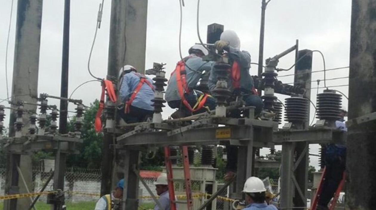 Técnicos trabajan en la subestación Cordialidad.