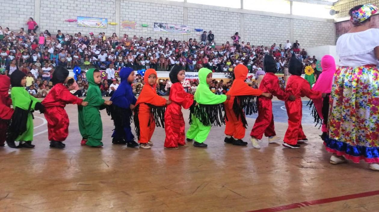 Los niños participando en las actividades.