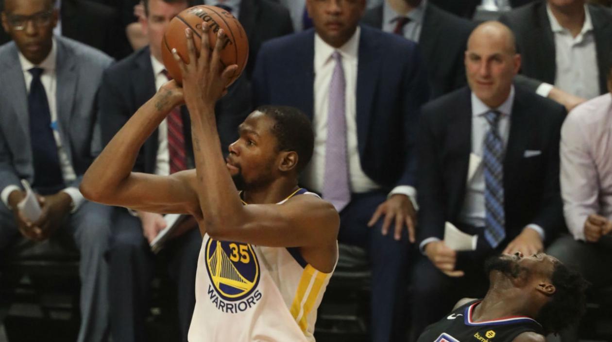 Kevin Durant intenta un tiro. 