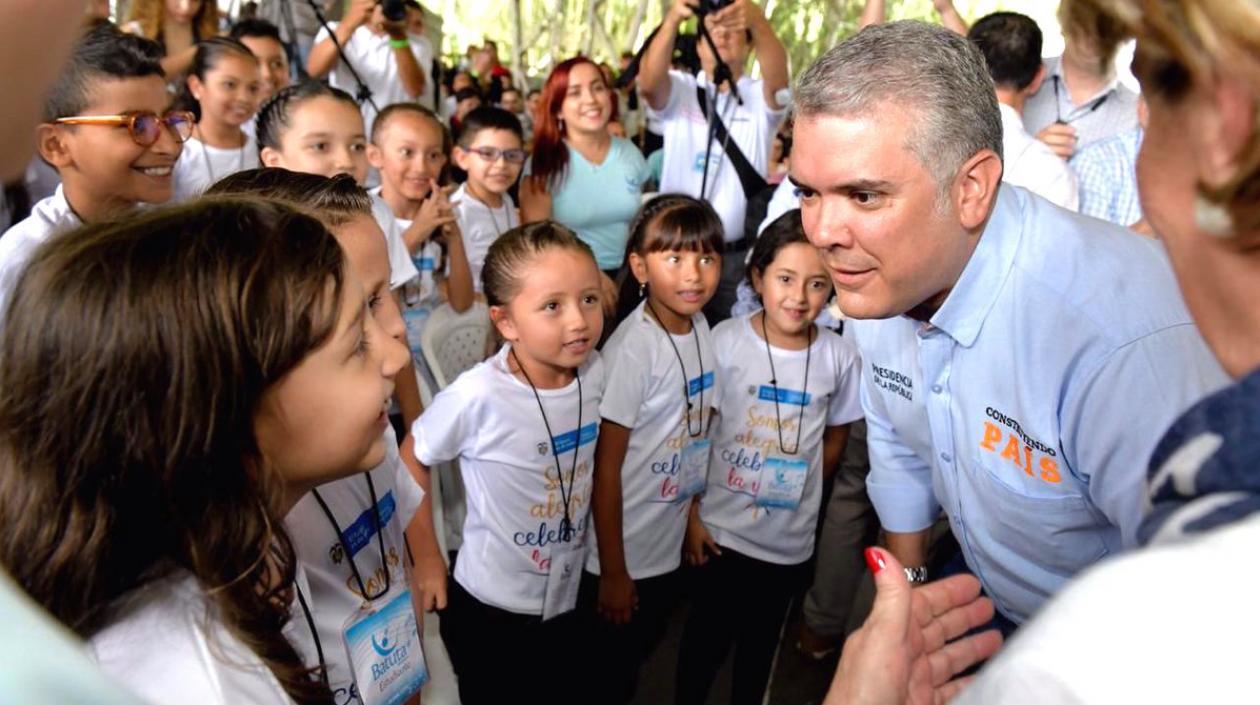 El Presidente Iván Duque con niños de Risaralda.