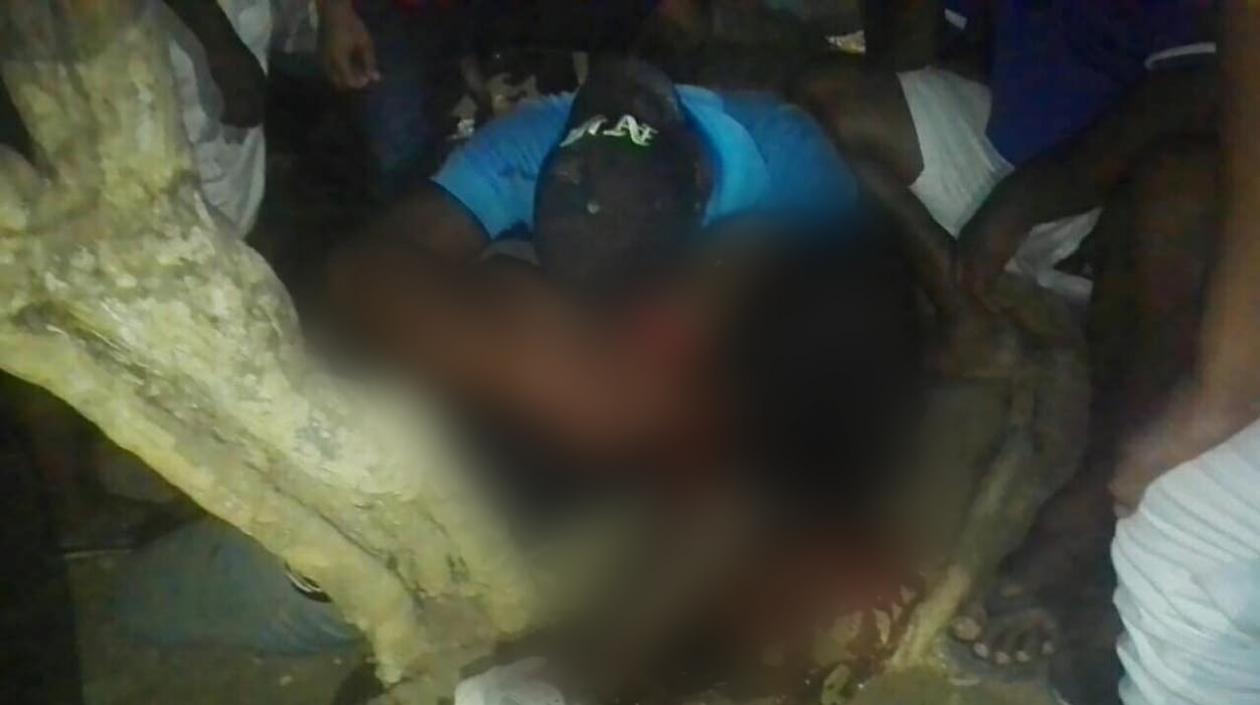 Familiar llora desconsolado ante una de las víctimas.