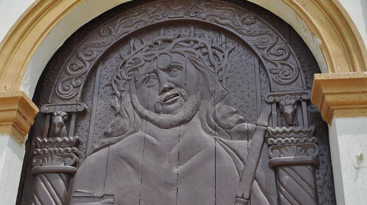 Puerta labrada en madera de la iglesia de El Piñón, Magdalena.