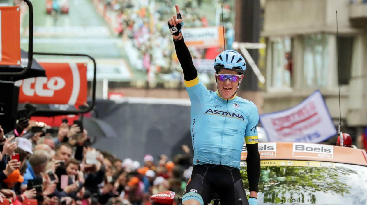 Jakob Fuglsang celebra en la meta de la  Lieja-Bastoña-Lieja.