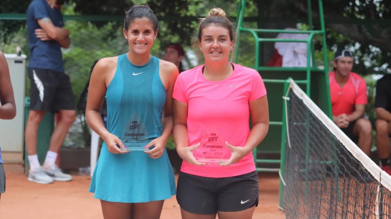 María Paulina 'la Mella' Pérez y Fernanda Brito.