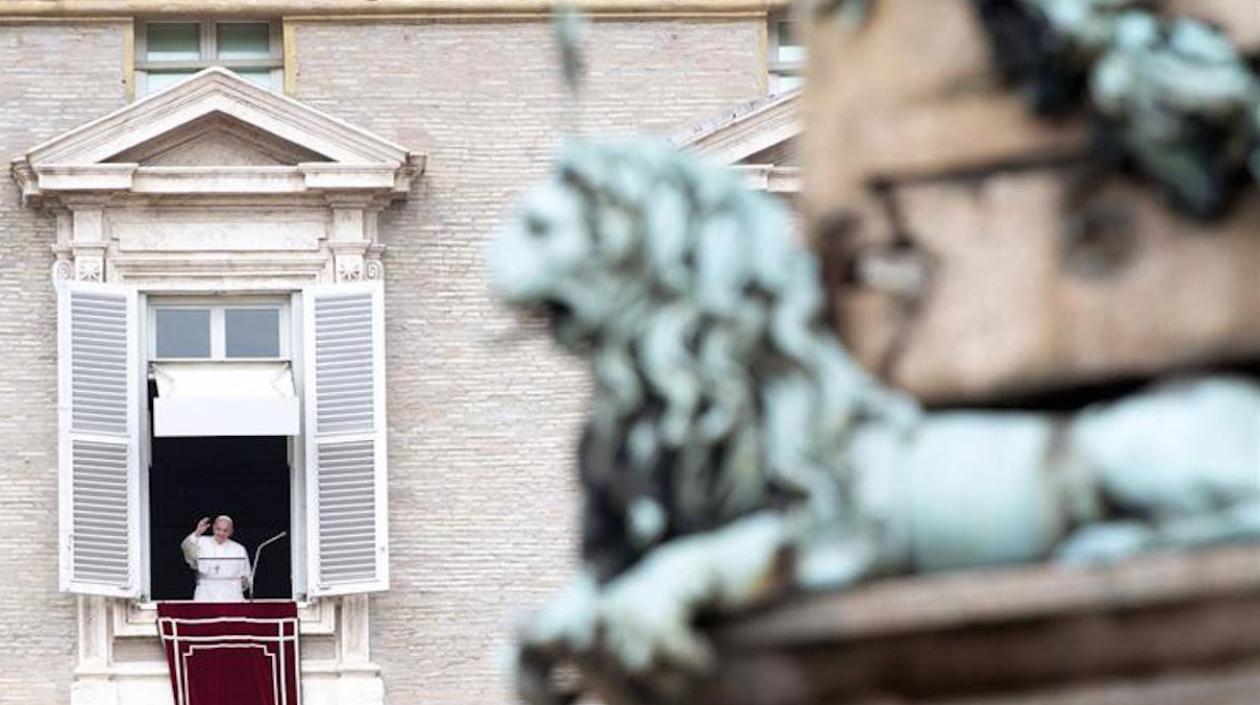 El Papa Francisco reza el Regina Coeli, que sustituye al Ángelus en periodo pascual.