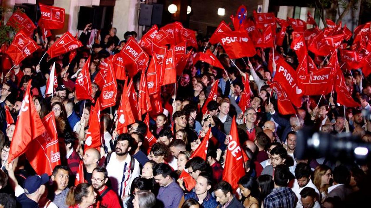  Vista del exterior de la sede del PSOE en Madrid, donde se celebran los resultados electorales de este domingo. Con el 90% escrutado, el PSOE gana las elecciones y podría gobernar sin los partidos nacionalistas.