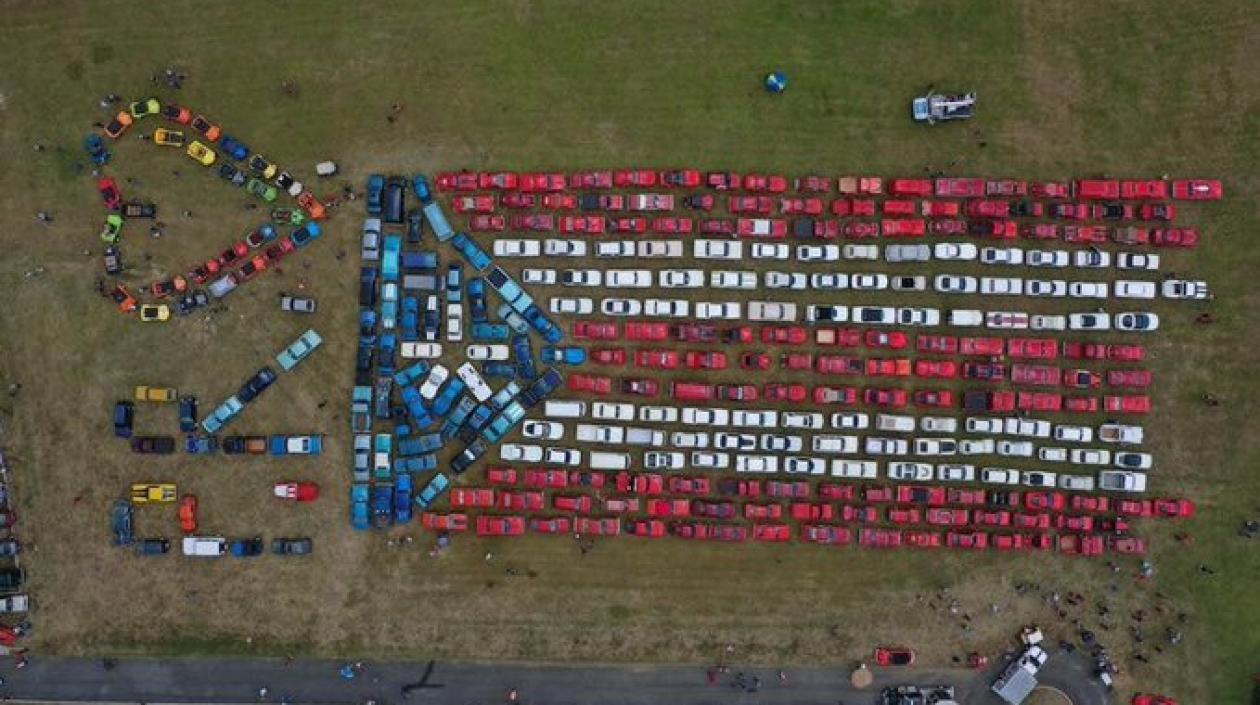 Así luce desde el aire la bandera hecha con carros.