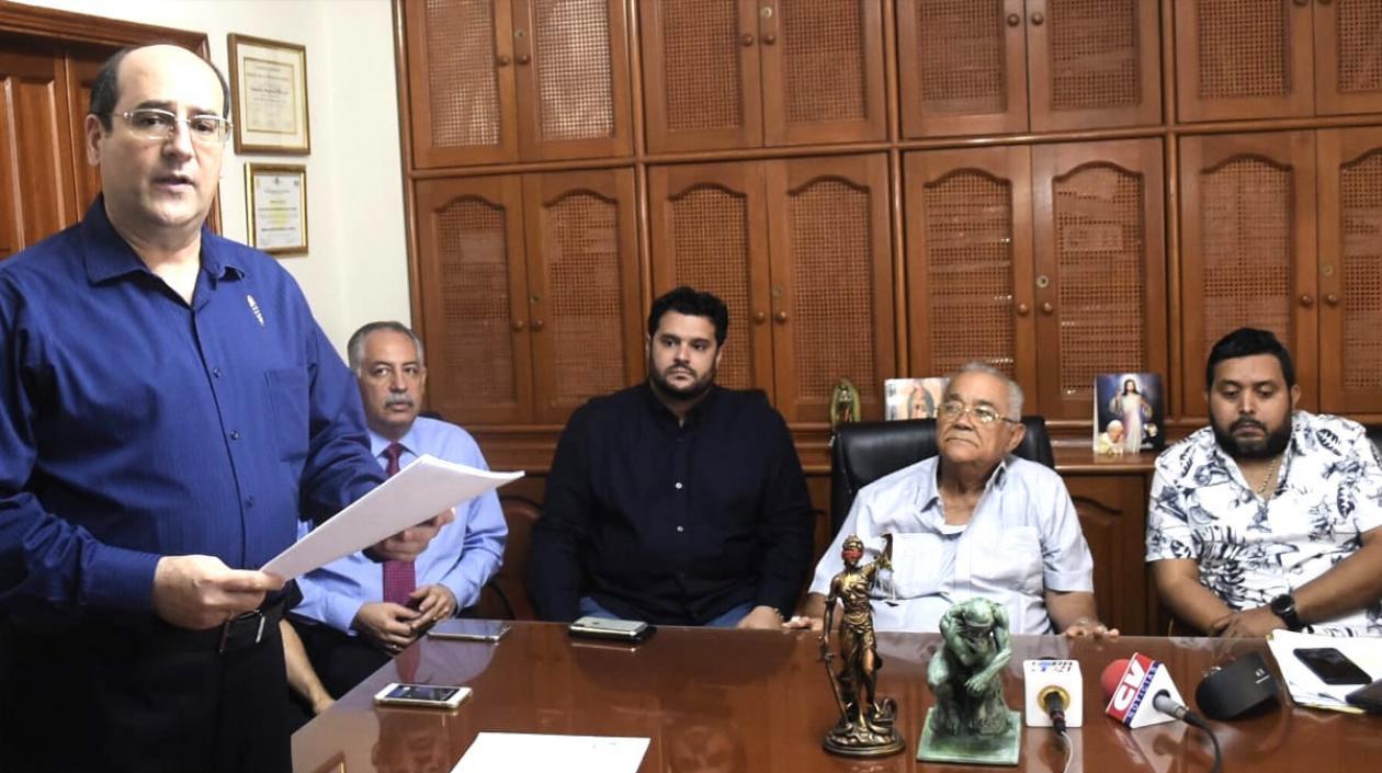 Luis Fernando Acosta leyendo el pronunciamiento.