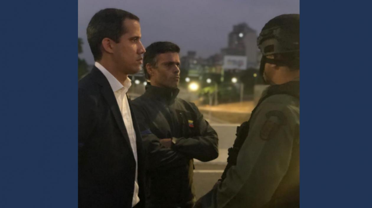Juan Guaidó dialoga con militares.