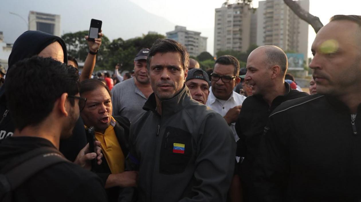 Leopoldo López ingresando a la Embajada de Chile.