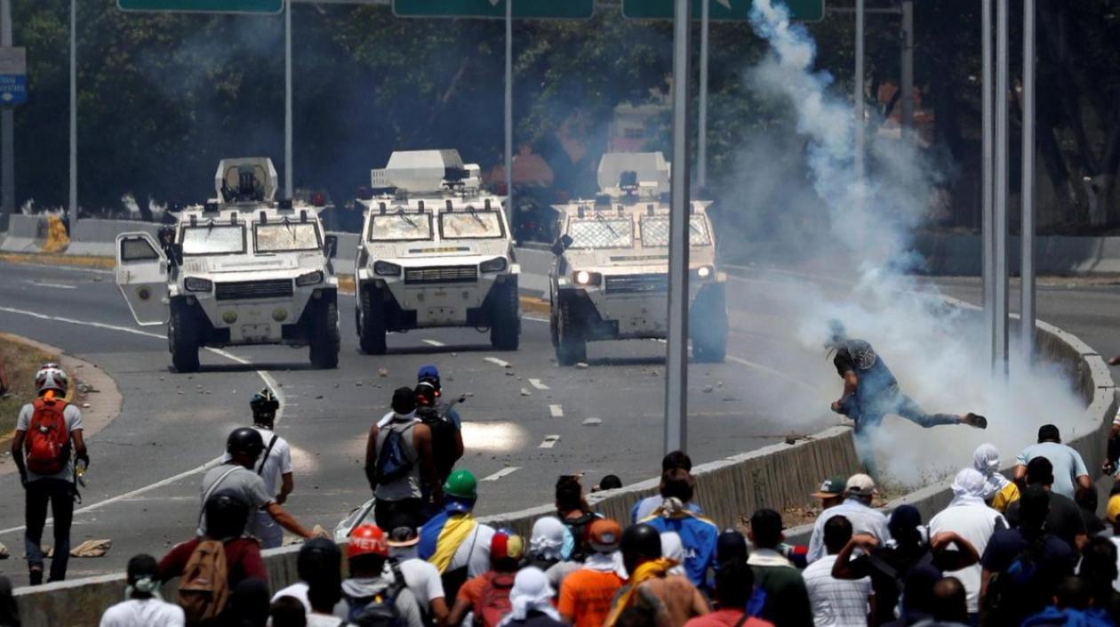 Momento de la arremetida de las tanquetas.