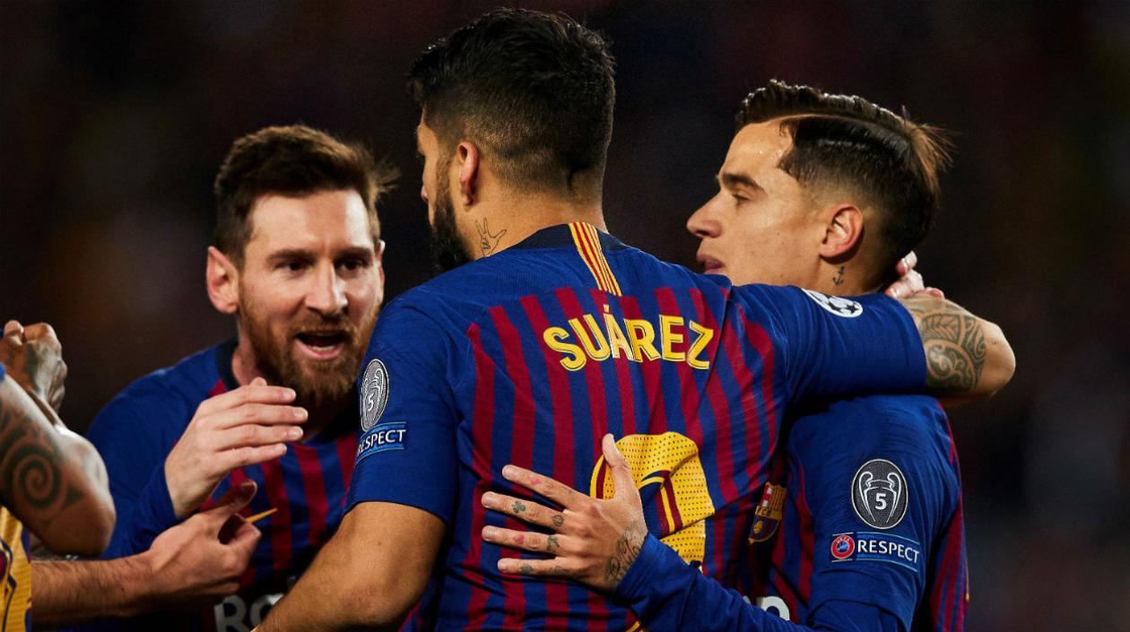 Lionel Messi felicita a Suárez y Coutinho. 