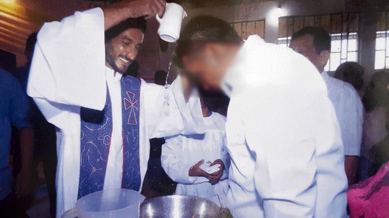 El sacerdote Marco Francesco Mambretti (izquierda).