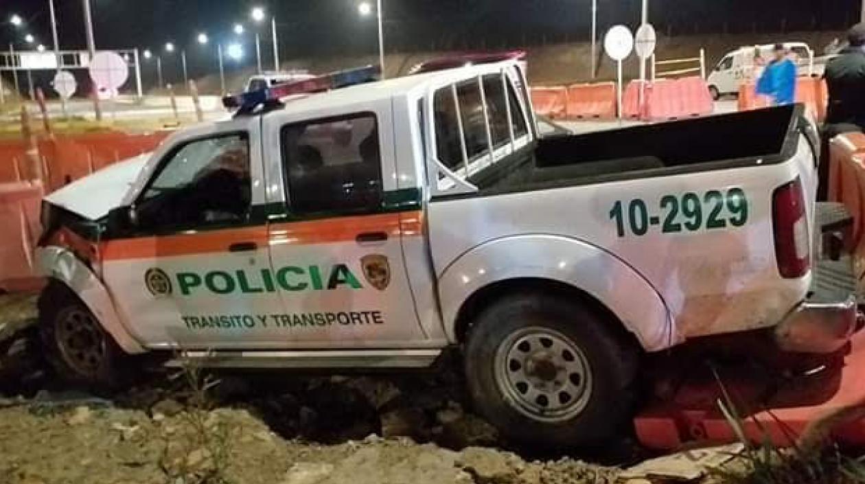 Así quedó la patrulla que chocó con un vehículo particular.