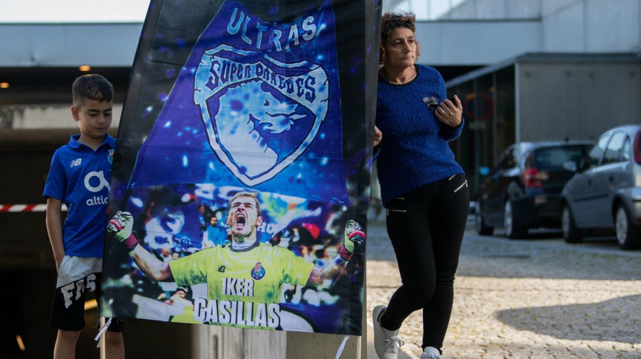 Hinchas a las afueras del Hospital del Porto. 