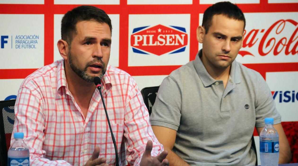 El árbitro Cristian Aquino y el asistente Diego Silva.