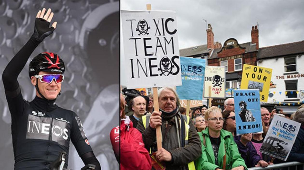 Chris Froome con el nuevo uniforme del Team Ineos y los manifestantes. 